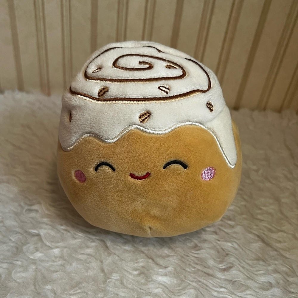 Rare Original 6” small Cinnamon Roll squishmallow